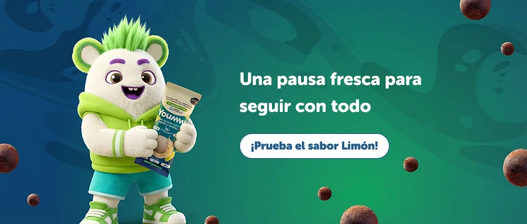 Lymo sosteniendo snack Yoummy de limón para una pausa fresca en la rutina
