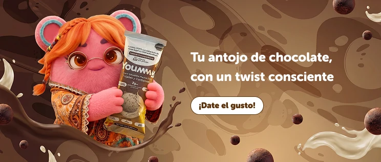 Moka sosteniendo snack Yoummy para un antojo de chocolate más consciente