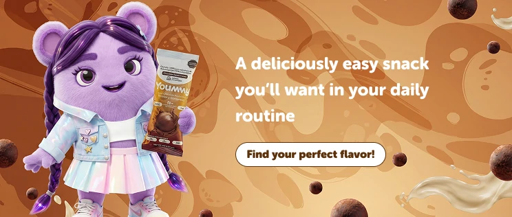 Nela holding a Yoummy cinnamon snack for a practical and delicious routine